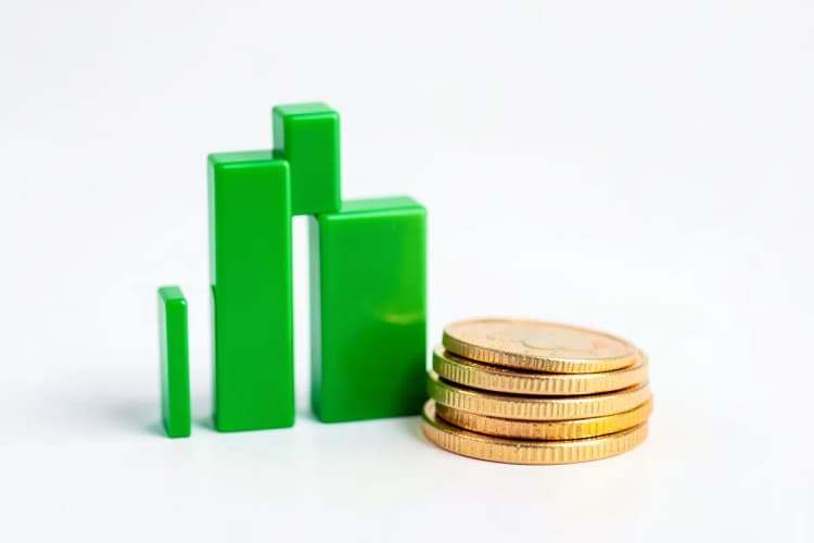 Gráfico de barras ascendente com moedas de ouro empilhadas ao lado, representando vantagens financeiras da automação.