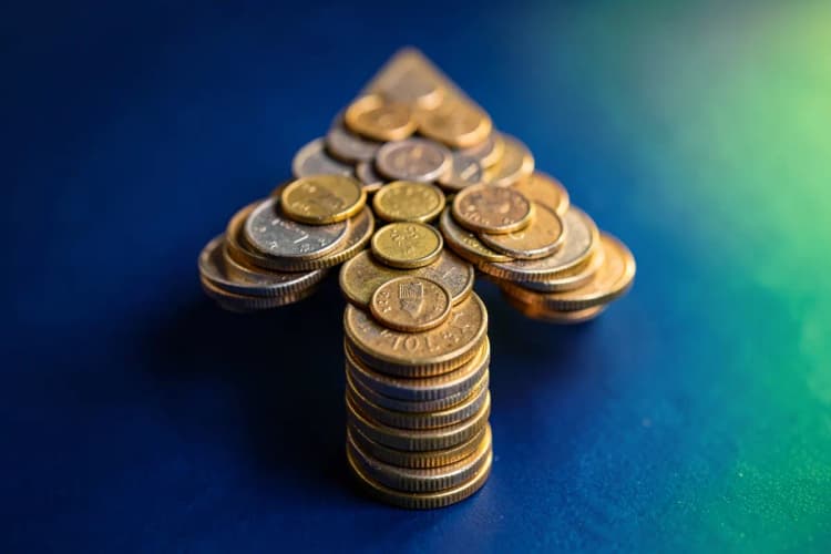 Seta apontando para cima com um ícone de alvo, sugerindo o próximo passo.