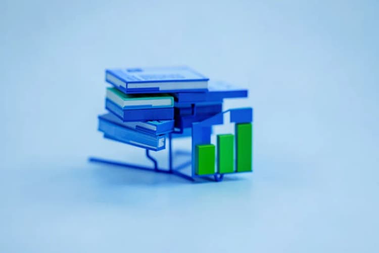 Diagrama de fluxo de dados conectando um ícone de documento fiscal a um ícone de gráfico de barras em um fundo azul claro.