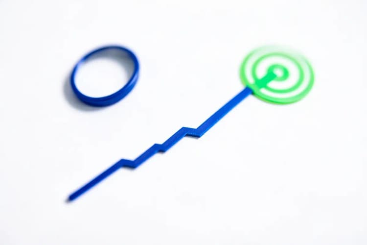Gráfico de linha mostrando uma tendência ascendente com ícones de lupa e alvo.