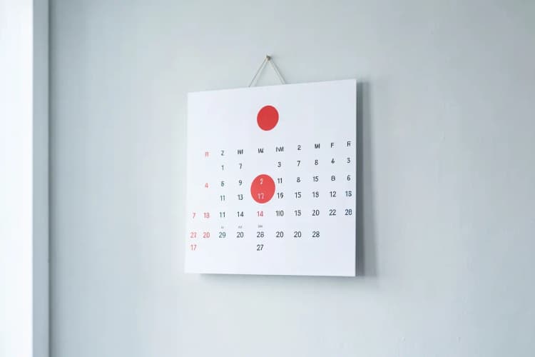 Calendário com a data marcada e uma seta apontando para frente.
